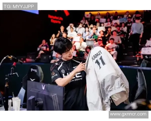 小花生在最后一舞中微笑送别粉丝回到休息室后泪水夺眶而出 小花生在最后一舞中微笑送别粉丝回到休息室后泪水夺眶而出